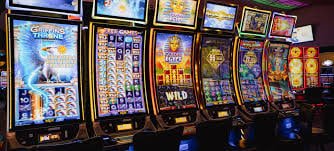 Người dùng Việt Nam đang chơi Bingo trực tuyến vui vẻ trên điện thoại với giao diện tiếng Việt