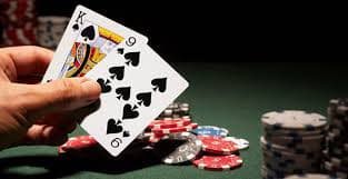 Người chơi ee88bet đang thực hiện rút tiền VND trên thiết bị di động với giao diện tối ưu